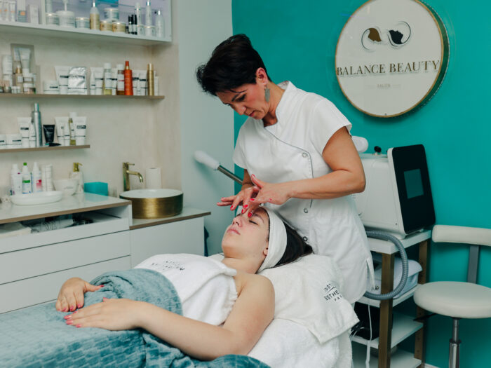 Kozmetikai kezelés egy vendégen a debreceni Balance Beauty Salonban