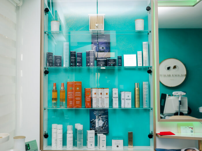 Institut Esthederm bőrápolási termékek vitrinben a szalonban